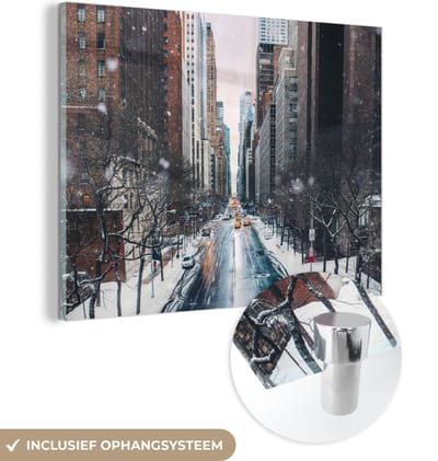 MuchoWow® Glasschilderij 160x120 cm - Schilderij acrylglas - New York - Sneeuw - Manhattan - Winter - Straat - Foto op glas - Schilderijen
