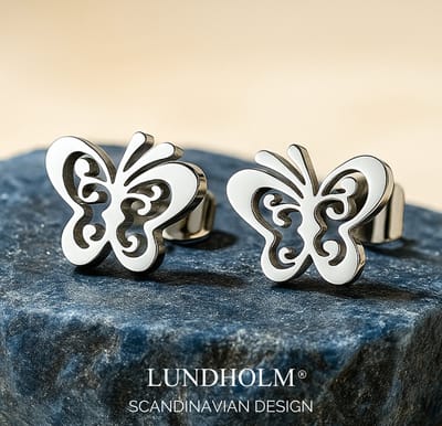 Lundholm Oorknopjes Meisjes Vlinder – Premium Stainless Steel Zilverkleurig – Schattige Vlinder Studs (1.0 x 0.8 cm) – Cadeautje voor Meisjes Oorbellen – Luxe Geschenkverpakking