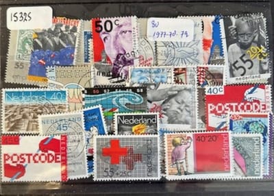 Nederlands postzegelpakket & souvenir. Collectie van 30 postzegels jaren 1977-78-79 – kan als ansichtkaart in een A5 envelop - authentiek cadeau - kado - kaart - holland - nederland - NL