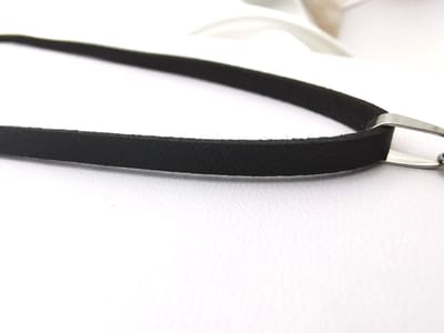 1 + 1 Gratis Plat zwart leer ketting, 1 x L 47 + 1 x L 56 cm en beide met 5 cm verlenging ketting.