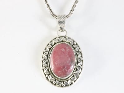 Bewerkte zilveren hanger met rhodoniet aan vossenstaart ketting