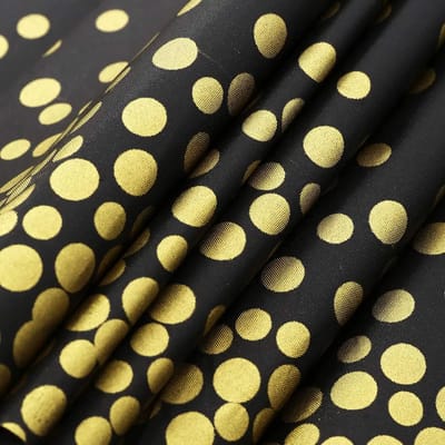 Tafelkleed Plastic - 137 x 274cm - Zwart Tafelkleed - Gouden Stippen - Tafeldoek - Tafellaken - Tafelzeil - Halloween - Bruiloft - Kerst