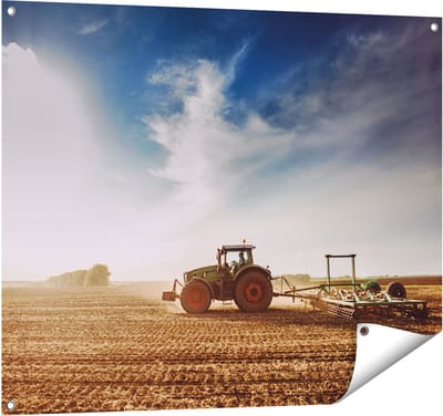 Gards Tuinposter Tractor op het Veld - Trekker - 100x80 cm - Tuindoek - Tuindecoratie - Wanddecoratie buiten - Tuinschilderij