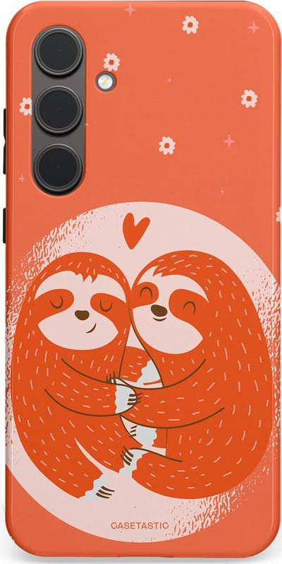 Casetastic Hoesje Geschikt voor Samsung S24 Plus - Stijlvolle Beschermende Duo-layer Case - Oranje Pastel Roze Liefdes Koppel Luiaard