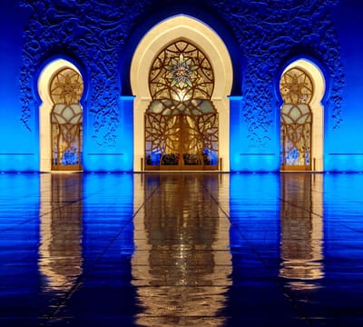 Kleurrijke hoofdpoort van de Grote Moskee in Abu Dhabi - Fotobehang (in banen) - 250 x 260 cm