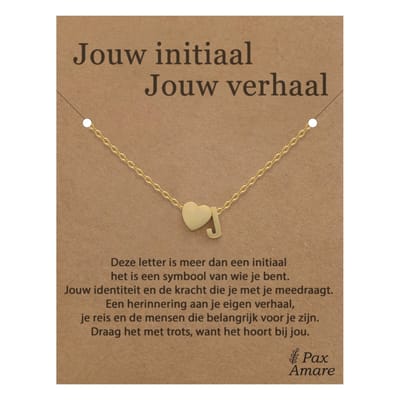 Letter J ketting op Cadeau Kaartje - Jouw initiaal, jouw verhaal - 45cm Goudkleurig Stainless Steel - Initiaal & Hartje Hanger - Pax Amare
