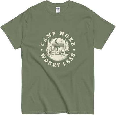 T Shirt met Kampeer Quote - Camp More Worry Less - Dames Heren Shirt - Relaxed Outdoor Stijl - Khaki Groen - S