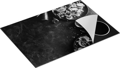 Chefcare Inductie Beschermer Gezonde Salades op een Marmeren Plaat - Zwart Wit - 75x50 cm - Afdekplaat Inductie - Kookplaat Beschermer - Inductie Mat