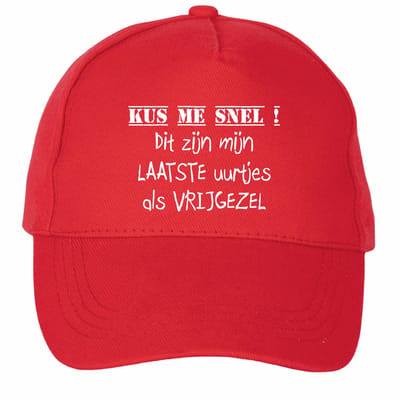 Mijncadeautje - 5 panel - Cap - Verstelbaar - Pet van 100% dik geborsteld katoen- unisex - opdruk wit - Kus me snel nu nog vrijgezel - rood