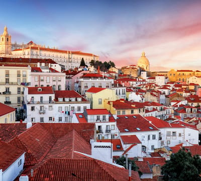 De skyline van de oudste wijk Alfama in Lissabon - Fotobehang (in banen) - 250 x 260 cm