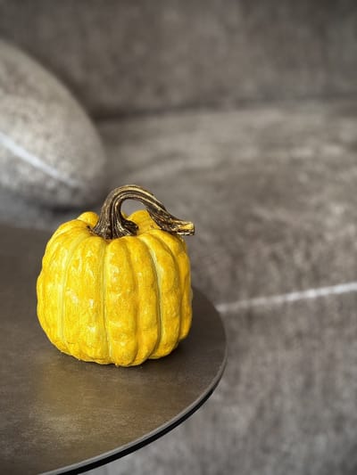 Pompoen geel porselein 13 cm hoog - Halloween - Griezel - Herfstcollectie - Herfstdecoratie - interieurdecoratie - accessoire - voor binnen - gift - geschenk - cadeau - verjaardag