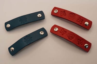Leren kinder haarclip 2x zeegroen met sierlijke ster, 2x rood met bloem en vlinders - 4 kleine lederen haarclips kinderen of volwassen die een klein haarspeld wil - handgemaakte leren haarclips voor kinderen - leuke vlinder haarclip voor kinderen