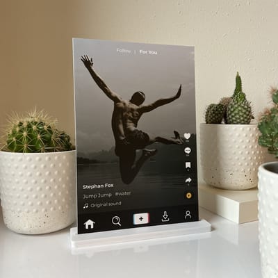 TikTokFrame - Tik Tok Kunststof Wit plaat inclusief standaard - 30x20cm - Gepersonaliseerd met foto en tekst