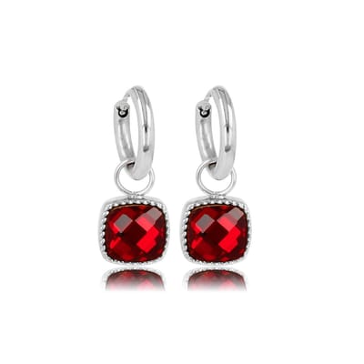 My Bendel - Stijlvolle Zilverkleurige Oorring met Rode Glassteen 30 Mm - Elegante Zilverkleurige Oorringen met Dieprode Glassteen - met Luxe Cadeauverpakking | Sieraden Voor Dames