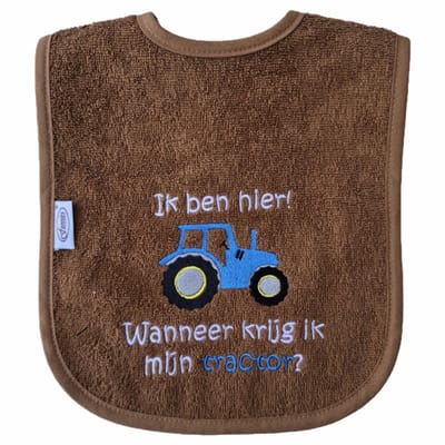 Bruine slab met "Ik ben hier! Wanneer krijg ik mijn tractor?" - blauwe tractor - lief, kraamcadeautje, cadeau, babyshower, blauw, boer, boeren, werktuig