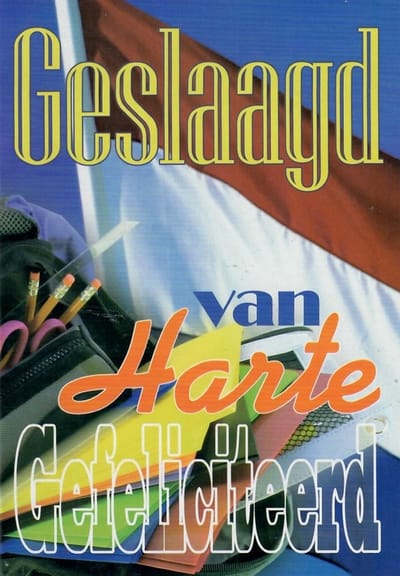Geslaagd! Gefeliciteerd met je diploma. Een kaart met een afbeelding van de Nederlandse vlag, een schooltas waar potloden, scharen en boeken in zitten. Leuk om bij een cadeau te voegen. Een dubbele wenskaart inclusief envelop en in folie verpakt.