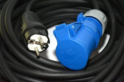 Camper Adapter - Kampeer Verlengkabel - Stroom Aansluiten - Veilige Stroom Reductie - 45 meter - Zwart Blauw