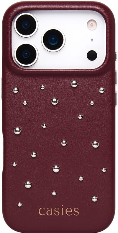Casies studs hoesje geschikt voor iPhone 17 Pro - Burgundy red - Vegan leer - Bordeaux rood telefoonhoesje