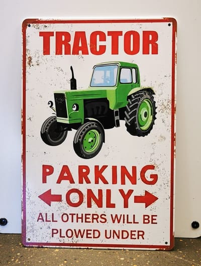 Metalen Wandbord Tractor Parking Only - 20x30cm - Retro Bord - Mancave - Wand Decoratie - Metal sign - Mancave decoratie - Decoratie - Metalen borden - Tekst borden - Metalen bord