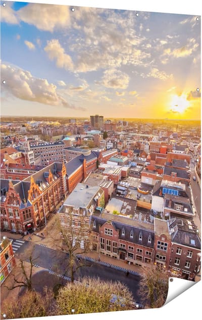 Gards Tuinposter Groningen Stad bij Zonsondergang - 120x160 cm - Tuindoek - Tuindecoratie - Wanddecoratie buiten - Tuinschilderij