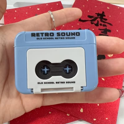 Creatieve Vintage Mini Retro Cassettespeler Muziek Sleutelhanger Leuke Mini Speler Herdenkings Sleutelhanger voor Stel Vrienden Cadeau rood
