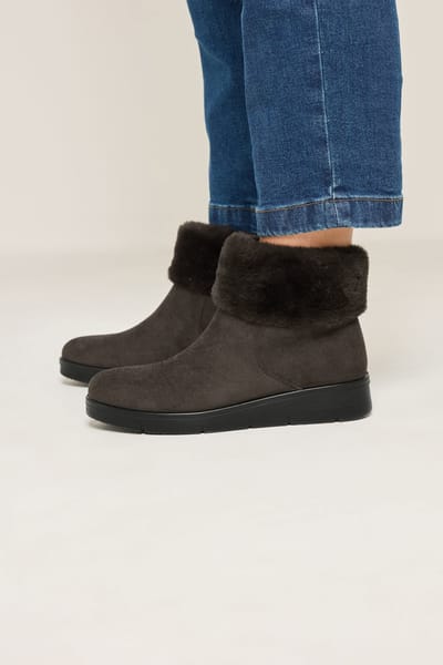 Yours Chocoladebruine Enkellaarzen Van Imitatiesuède Met Bontafwerking In Brede Epasvorm Size 37EEE