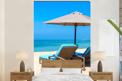 Behang - Fotobehang Strandstoel - Parasol - Zomer - Zee - Breedte 200 cm x hoogte 300 cm