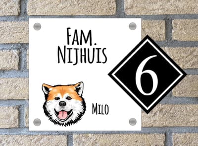 Naambordje voordeur met hondenras Akita, wit naambordje met zwart huisnummer