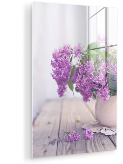 ® Glasschilderij 120x180 cm - Schilderij acrylglas - Vaas met een paarse sering op tafel - Foto op glas - Muurdecoratie woonkamer - Wanddecoratie slaapkamer - Schilderijen