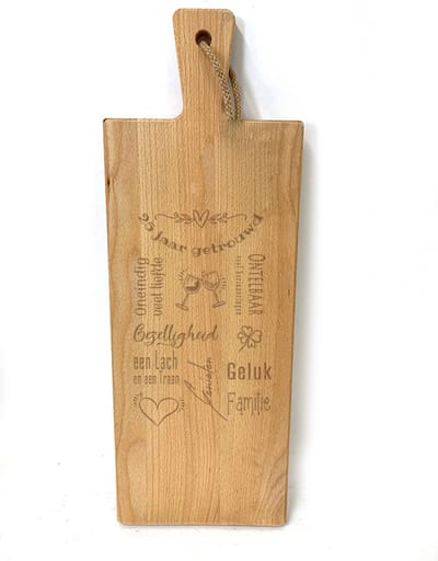 Grote borrelplank / snijplank met tekst gravure 25 jaar GETROUWD. Cadeau-25 jarige bruiloft-trouwdag. Het formaat is 20x56cm