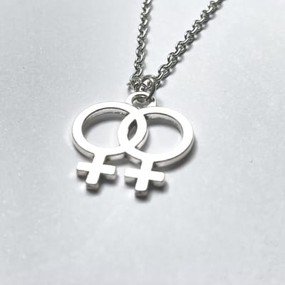 GoedeDoelen.Shop | Ketting Vrouw Vrouw | Ketting Met Vrouwensymbool | Vrouwen Symbool | Love Is Love Ketting | LQBTQ Sieraad | Same Sex Ketting | LGBTQ | Wellness-House