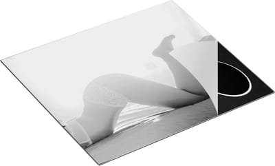 Chefcare Inductie Beschermer Vrouw in Bed klaar voor Seks - Erotiek - Zwart Wit - 60x50 cm - Afdekplaat Inductie - Kookplaat Beschermer - Inductie Mat