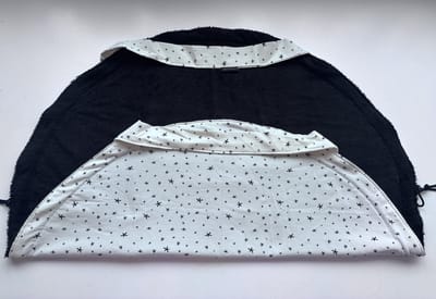 2-in-1 Zwemtas - Omkleedmat van Het Stofnestje, Wit met kleine zwarte sterretjes