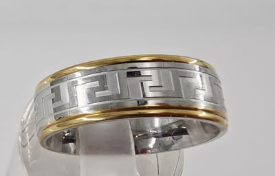 Ring - Stalen - RVS - maat 17 - Br 8mm -- glans en geborsteld zilverkleur Griekse Meander patroon met dunne gouden zij rand - stijlvolle ring past bij elke gelegenheid.