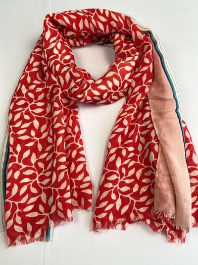 Sjaal met bloemmotief en kleuren / 50% katoen met 50 % viscose