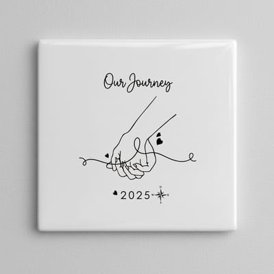 Decoratieve Keramische Tegel “Our Journey” met Handen Vasthouden Illustratie & Jaar – Romantische Liefdesverhaal Wanddecoratie – 15 × 15 cm
