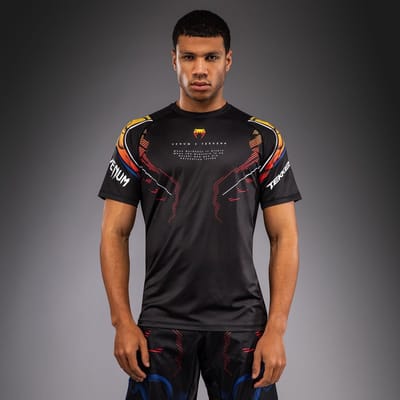 Venum x Tekken 8 Dry‑Tech T‑Shirt Yoshimitsu – Sneldrogend Performance Shirt voor MMA, Fitness & Kickboksen – Zwart/Oranje – Officiële Limited Edition - L