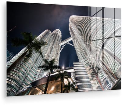 ® Glasschilderij 180x120 cm - Schilderij acrylglas - De Petronas Towers vanaf onderen in de avond - Foto op glas - Muurdecoratie woonkamer - Wanddecoratie slaapkamer - Schilderijen