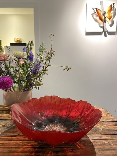 Kristallen Klaproos schaal van Mats Jonasson – handgemaakt design van 25 cm met symboliek van herinnering en hoop