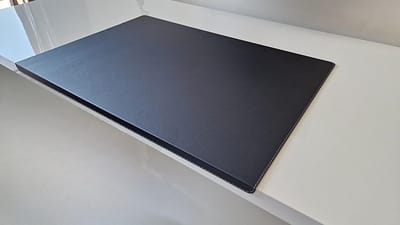 Bureauonderlegger Leer - Beschermende Mat - Bureau Organisatie - Randbescherming Zilverkleurig - 90x47cm - Zwart