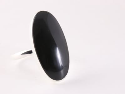 Langwerpige zilveren ring met onyx - maat 22