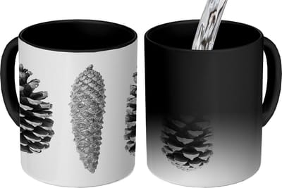Magische Mok - Foto op Warmte Mokken - Koffiemok - Dennenappels - Natuur - Zwart wit - Wit - Herfst - Magic Mok - Beker - 350 ML - Theemok