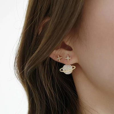Asymmetrische planeetoorbellen met diamanten, gouden Mars creatief ontwerp S925 zilveren naald ster oorbellen.