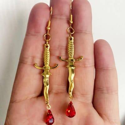 Boucles d'oreilles pendantes en forme de poignard, style créatif et tendance, rouge sang. Accessoires d'horreur pour Halloween. Bijoux pour filles. Cadeau idéal. brown