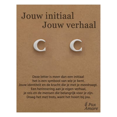 Letter C Oorbellen op Cadeau Kaartje - Jouw initiaal, jouw verhaal - Zilverkleurig Stainless Steel - 7mm Initiaal Oorknopjes- Pax Amare