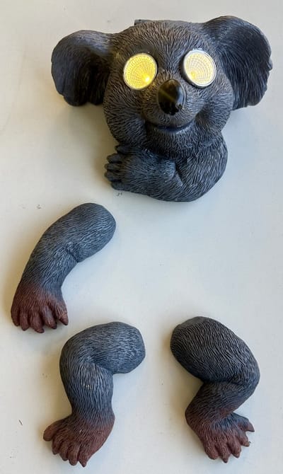 Polyresin wand solarlamp "Koala" - bestaat uit meerdere onderdelen - meerkleurig - met 2 LEDs - wand model - hoofd 15 x 17 x 1 cm - Tuindecoratie - Tuinverlichting