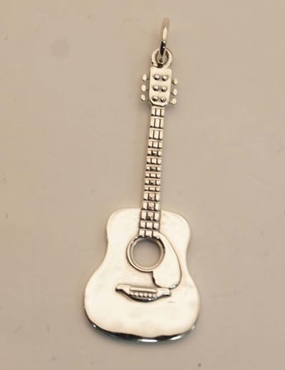 Zilveren hanger gitaar - leuke muziekinstrument hals hangertje- cadeau tip voor muzikanten - gitaar kettinghanger gemaakt van 925 zilver - leuke cadeau voor mannen en vrouwen - silver musical instrument pendant