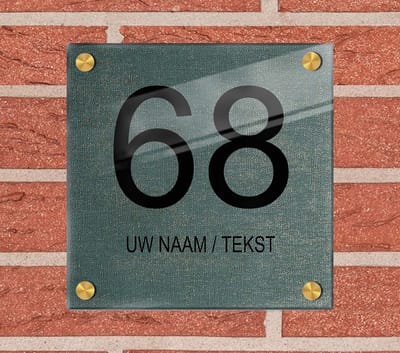 Naambordje voordeur plexiglas 25x25x0,5 cm met goud kleur afstanhouder model 1101 - Huisnummerbordje, naambordjes, naambordje huis, naamplaatjes, huisnummer bordje, originele naambordjes voordeur, huisnummerbord met naam, originele huisnummer bord