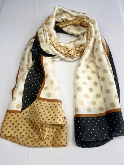 Sjaal modieus van glad materiaal 20% zijden met 80 % viscose