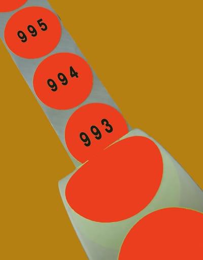 Genummerde etiketten op rol, 50 mm rond, rood radiant papier / 0001 t/m 1000